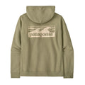 Patagonia Boardshort Logo Uprisal Hoody en color verde Gumtree Green — vista trasera con gráfico Boardshort Logo serigrafiado en beige: ilustración de olas enmarcada con tipografía Patagonia.