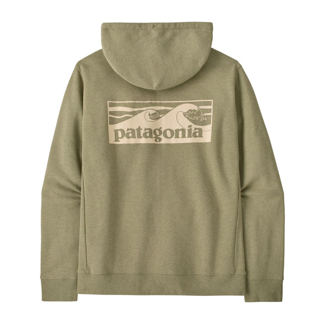 Patagonia Boardshort Logo Uprisal Hoody en color verde Gumtree Green — vista trasera con gráfico Boardshort Logo serigrafiado en beige: ilustración de olas enmarcada con tipografía Patagonia.