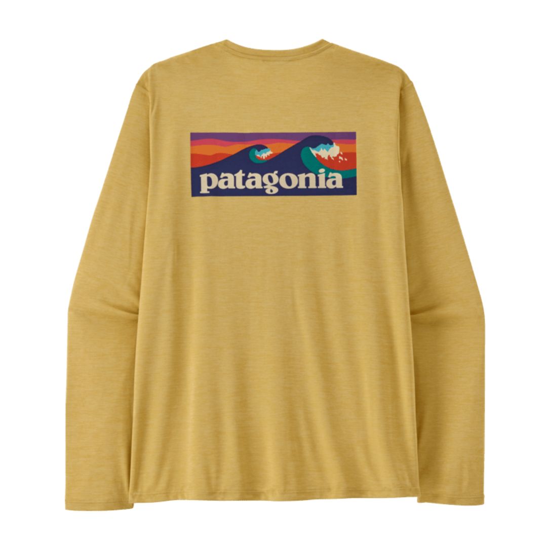 Camiseta Patagonia Cap Cool Daily manga larga Boardshort Logo en color amarillo mostaza, vista trasera con el logotipo Patagonia y la ola estampada en la espalda.