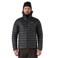 Chaqueta Patagonia Down Sweater negra para hombre, vista lateral con cuello alto y acabado acolchado.