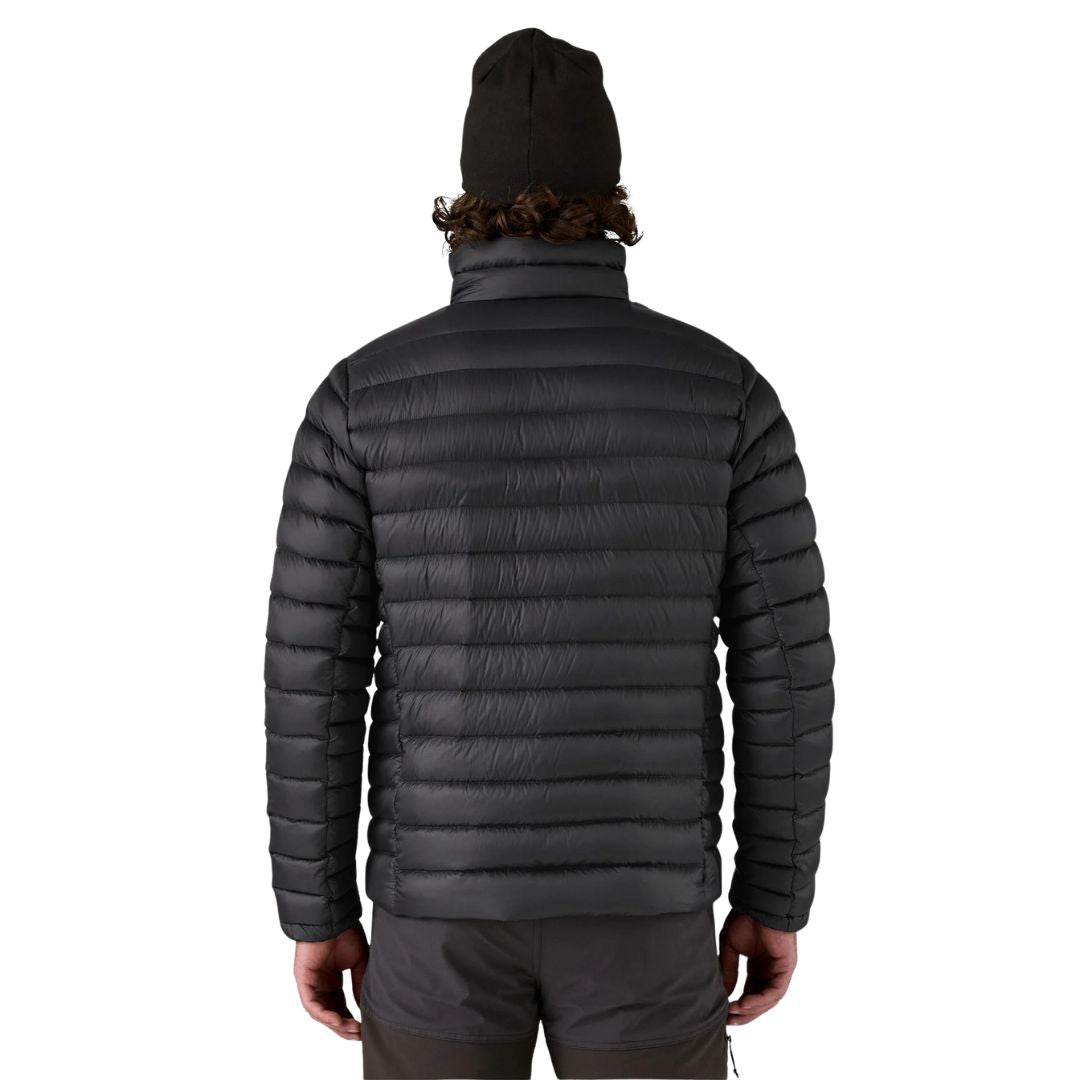 Chaqueta Patagonia Down Sweater negra para hombre, vista frontal completa con cierre de cremallera y corte ajustado.