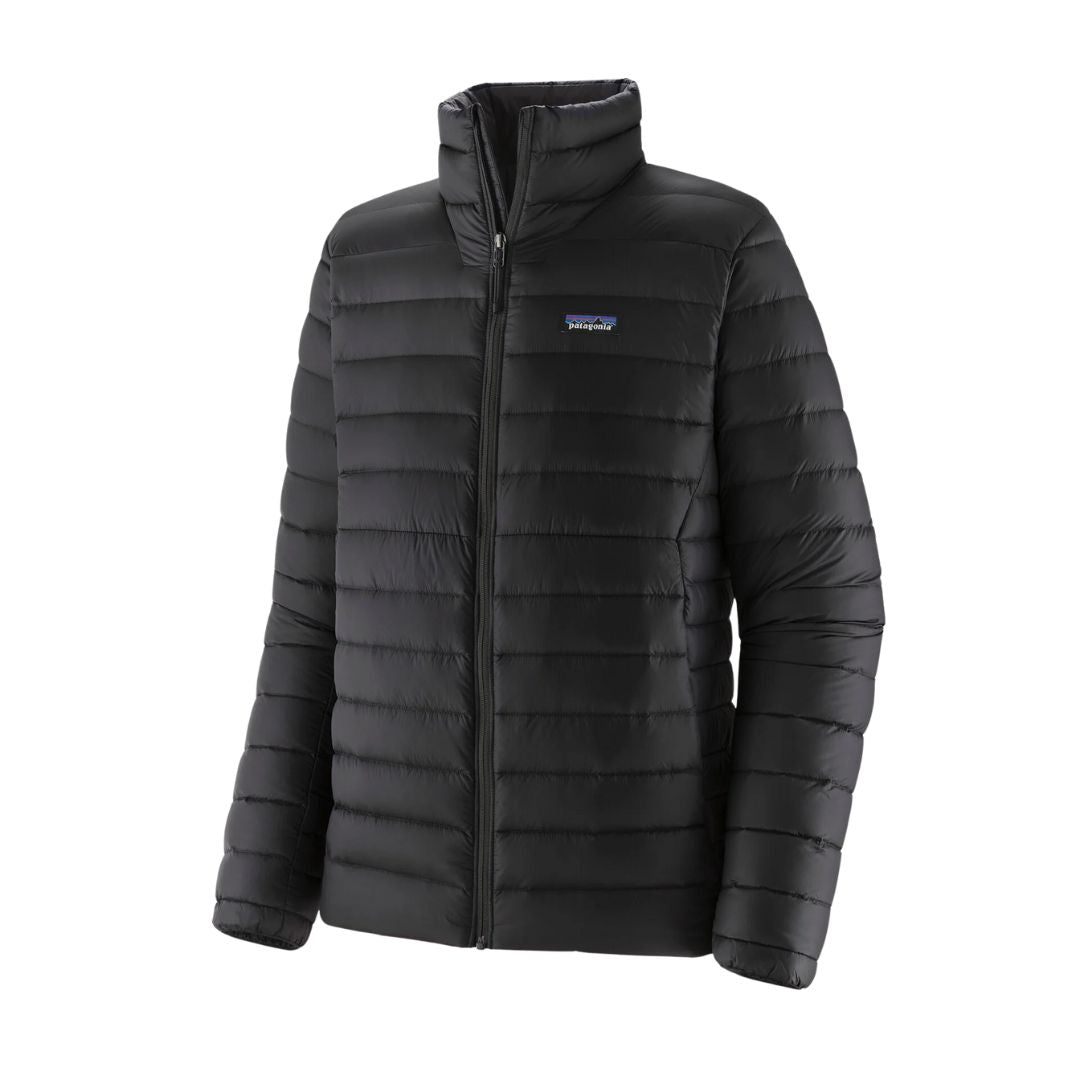 Chaqueta Patagonia Men’s Down Sweater negra para hombre, vista de tres cuartos mostrando su diseño acolchado y ligero.
