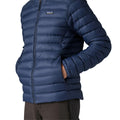 Chaqueta Patagonia Down Sweater New Navy para hombre, detalle del bolsillo exterior con cremallera.
