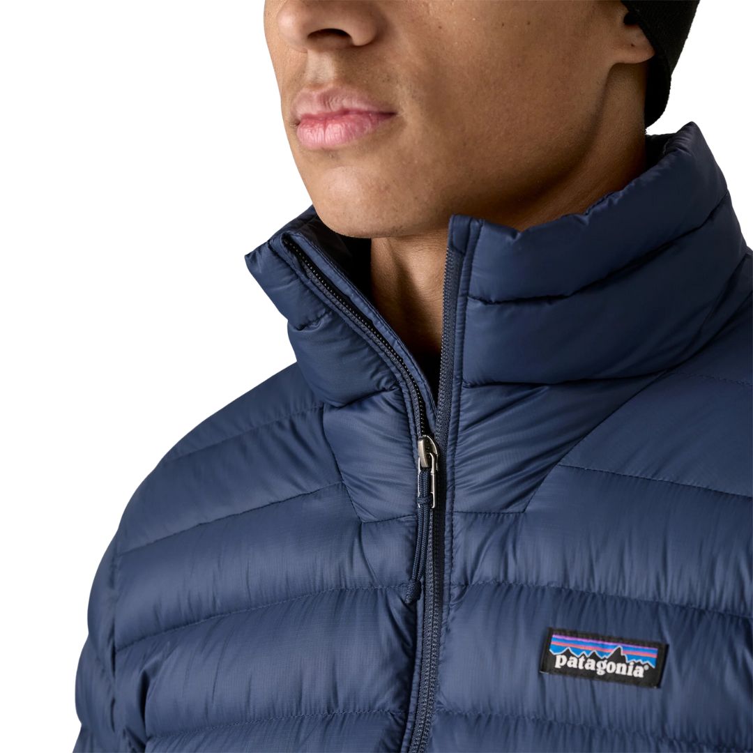 Chaqueta Patagonia Down Sweater New Navy para hombre, detalle del cuello alto y logotipo bordado Patagonia.