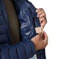 Chaqueta Patagonia Down Sweater New Navy para hombre, detalle del bolsillo interior con parche de reparación incluido.