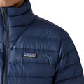 Chaqueta Patagonia Down Sweater New Navy para hombre, detalle del plumón repelente al agua con gotas sobre el tejido exterior