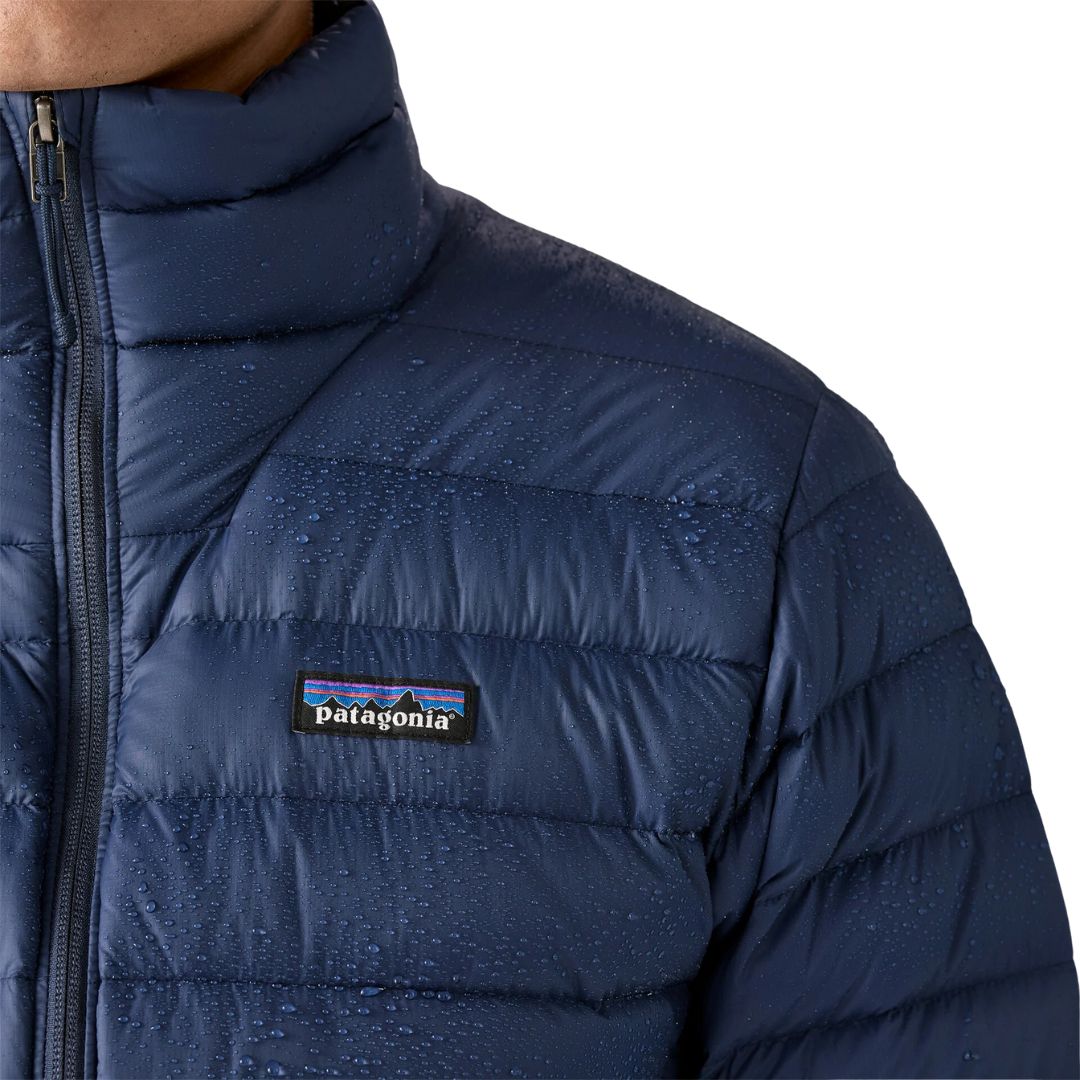 Chaqueta Patagonia Down Sweater New Navy para hombre, detalle del plumón repelente al agua con gotas sobre el tejido exterior