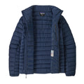 Chaqueta Patagonia Men’s Down Sweater color New Navy para hombre, vista de tres cuartos mostrando su diseño acolchado y ligero.