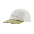 Patagonia Fitz Roy Icon Trad Cap en color blanco Birch White con visera verde Gumtree Green de redes de pesca recicladas NetPlus — vista frontal en tres cuartos con logo Patagonia bordado sobre fondo blanco.