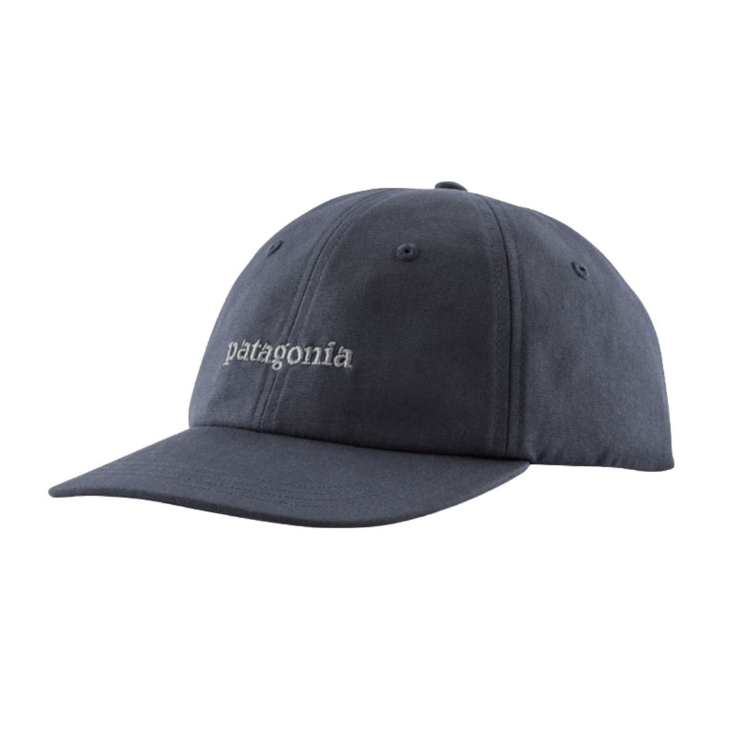 Patagonia Fitz Roy Icon Trad Cap en color azul marino Smolder Blue — vista frontal en tres cuartos con logo Patagonia bordado en gris, gorra de béisbol de algodón orgánico de corona baja y seis paneles sobre fondo blanco.