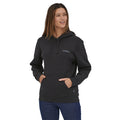 Modelo femenino vistiendo la Patagonia Fitz Roy Icon Uprisal Hoody en color negro, mostrando el ajuste cómodo y diseño casual.