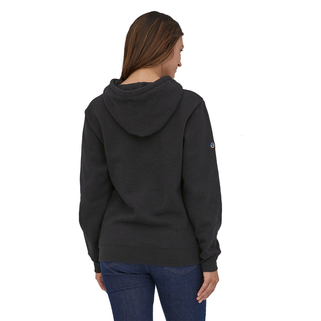 Modelo femenino vistiendo la Patagonia Fitz Roy Icon Uprisal Hoody en color negro, mostrando el ajuste cómodo y diseño casual.