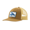 Gorra trucker Patagonia Flying Fish LoPro en color Bobcat Brown con visera estructurada, panel frontal marrón con parche bordado de pez volador en azul y parte trasera de malla beige, vista en tres cuartos.