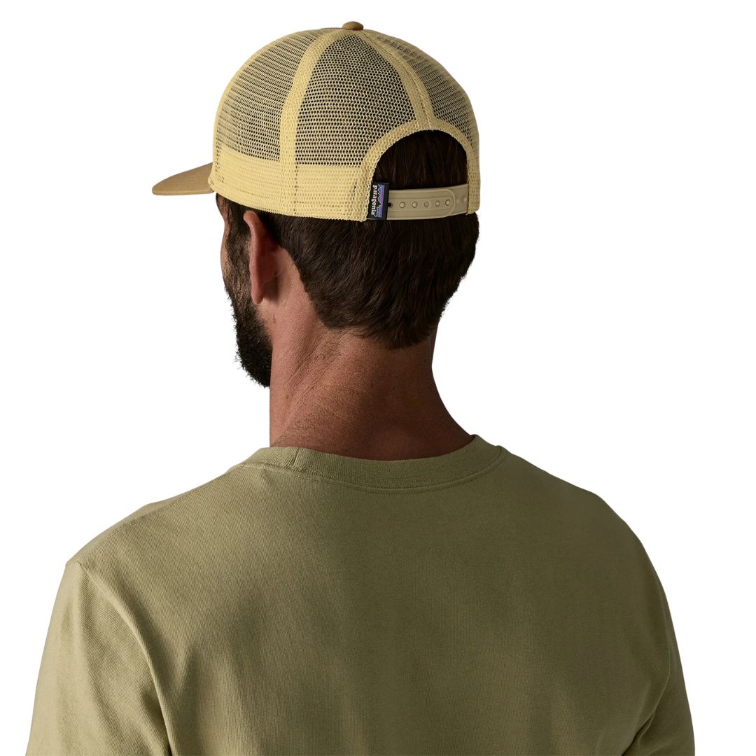 Vista trasera de gorra trucker Patagonia Flying Fish LoPro en color Bobcat Brown con parte trasera de malla beige y cierre snapback regulable con etiqueta Patagonia.