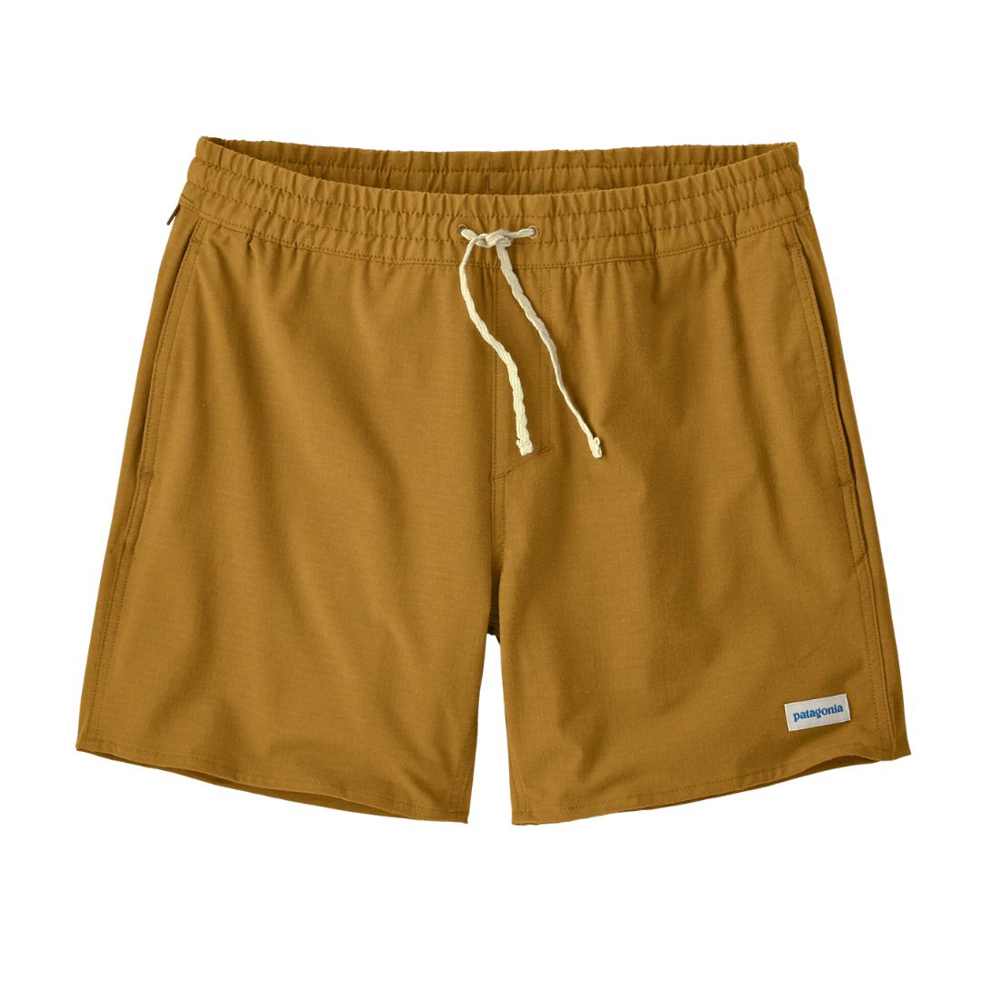 Patagonia Home Waters Volley Shorts 16" color Bobcat Brown planos: short camel con cinturilla elástica, cordón crudo, bolsillos en costura y parche logo Patagonia.