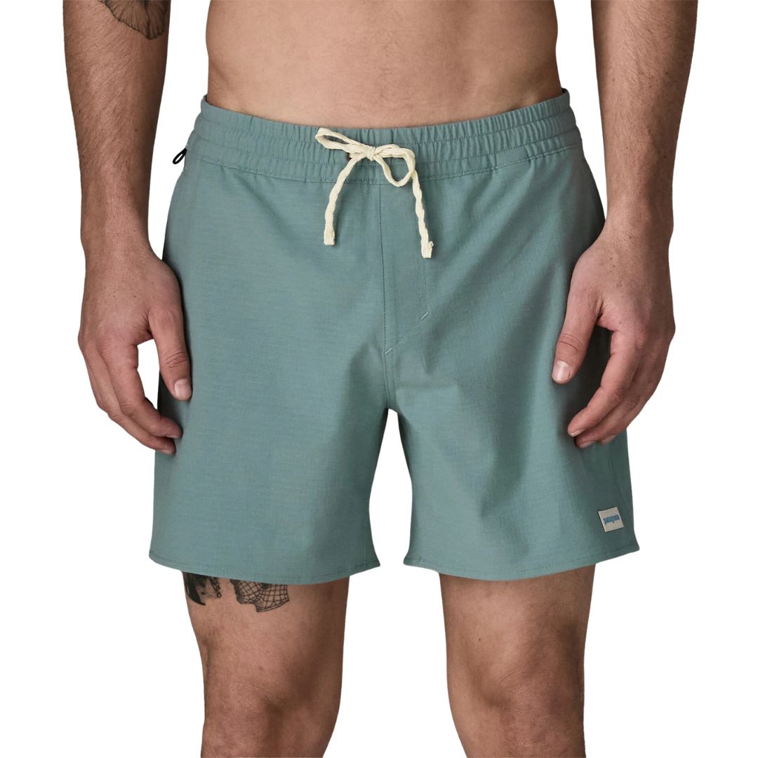 Patagonia Home Waters Volley Shorts 16" color verde azulado, vista frontal: cinturilla elástica con cordón texturizado crudo, bolsillos en costura y parche logo Patagonia.