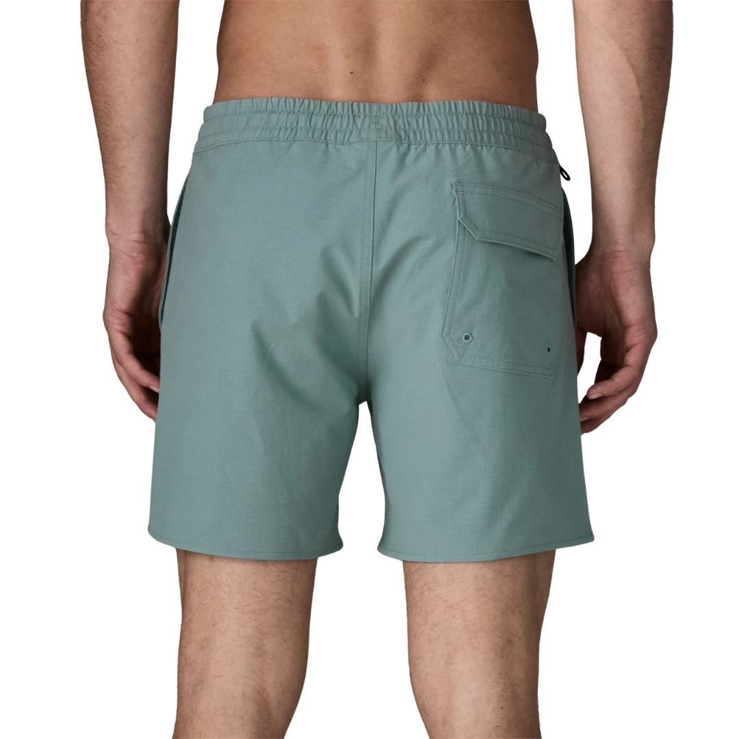 Patagonia Home Waters Volley Shorts 16" color verde azulado, vista trasera: cinturilla elástica, bolsillo trasero con solapa y ojaletes de drenaje, ripstop algodón orgánico.