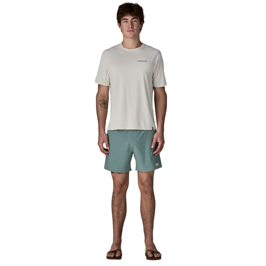 Patagonia Home Waters Volley Shorts 16" color verde azulado, cuerpo completo en modelo con camiseta blanca y sandalias: regular fit con largo de pierna de 41 cm.