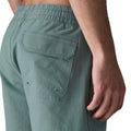 Detalle bolsillo trasero Patagonia Home Waters Volley Shorts verde azulado: solapa con cierre de velcro, ojaletes de drenaje y tejido ripstop algodón orgánico.