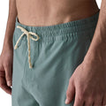 Detalle cinturilla Patagonia Home Waters Volley Shorts verde azulado: cintura elástica con cordón trenzado texturizado crudo y bolsillo en costura visible.