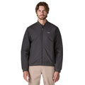 Modelo masculino vistiendo la chaqueta Patagonia Isthmus Deck Jacket color Smolder Blue vista frontal completa.