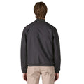 Vista trasera de la chaqueta Patagonia Isthmus Deck Jacket color Smolder Blue para hombre.