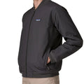 Vista lateral de la chaqueta Patagonia Isthmus Deck Jacket color Smolder Blue con bolsillos laterales.
