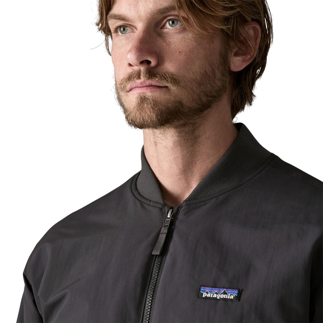 Vista de cuello y cremallera de la chaqueta Patagonia Isthmus Deck Jacket color Smolder Blue con logotipo bordado.