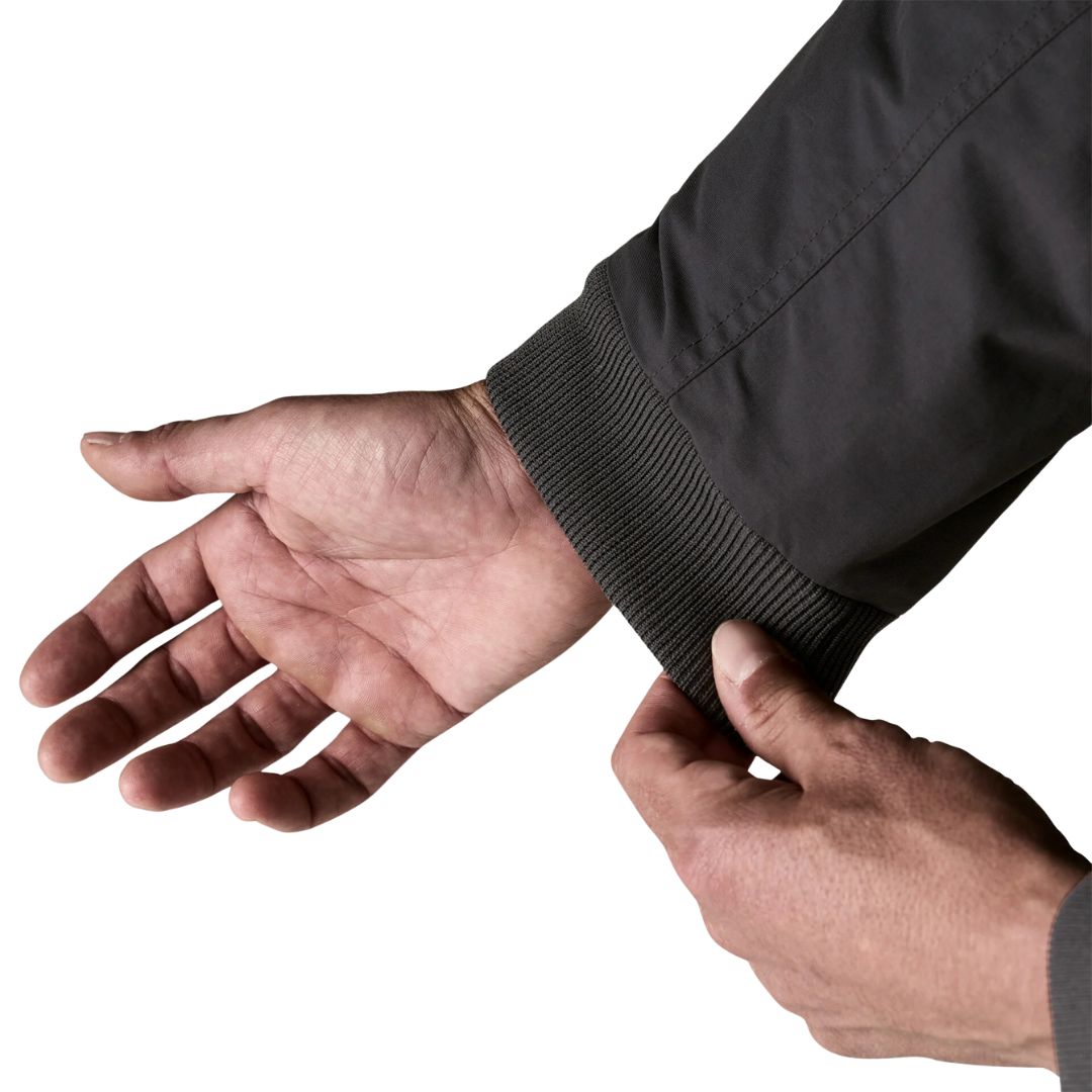 Detalle del puño acanalado de la chaqueta Patagonia Isthmus Deck Jacket color Smolder Blue para hombre.