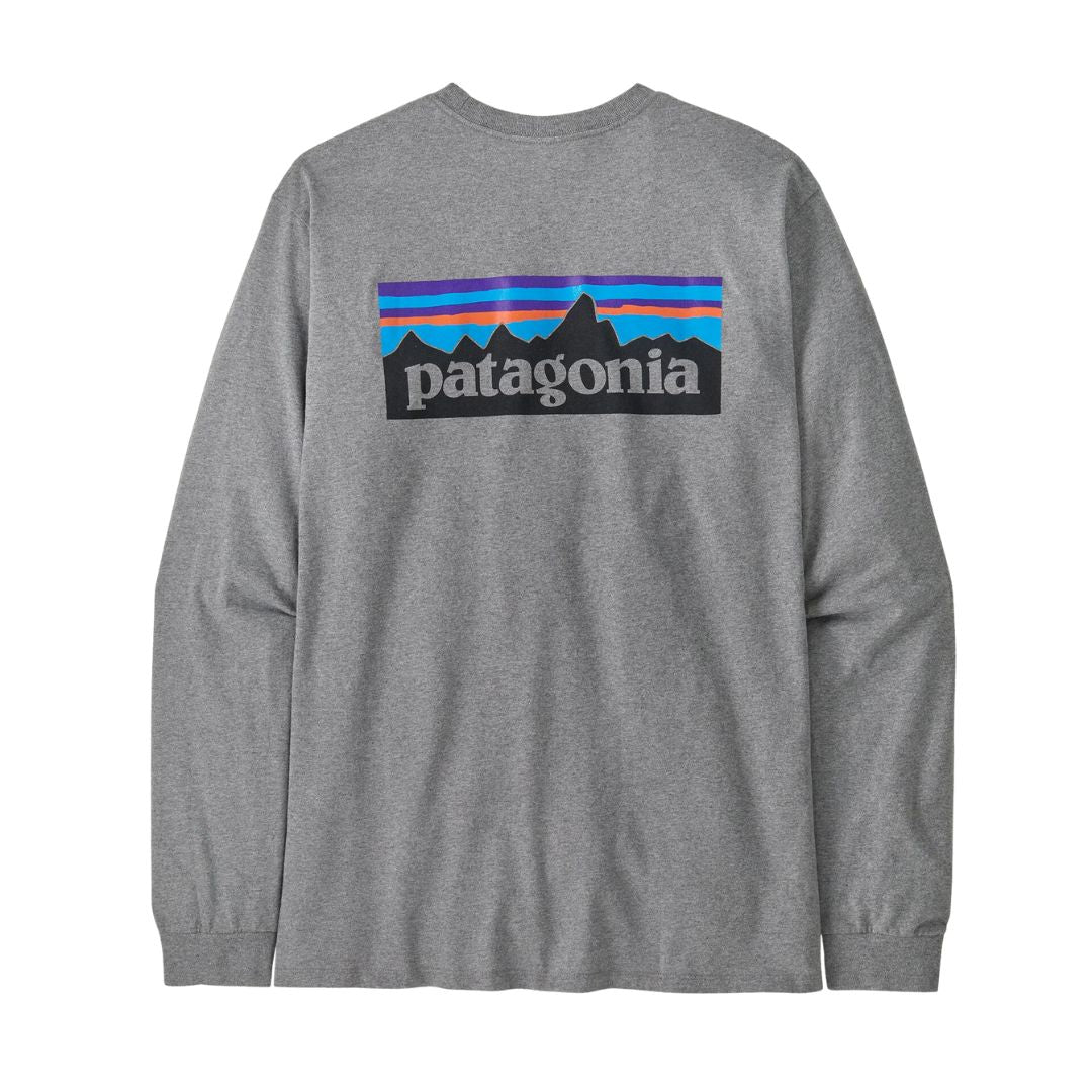 Camiseta Patagonia L/S P‑6 Logo Responsibili‑Tee color Gravel Heather, vista trasera con gráfico clásico de montañas y logo Patagonia.