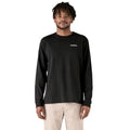 Camiseta negra de manga larga Patagonia L/S P‑6 Logo Responsibili‑Tee, vista frontal sobre modelo masculino.