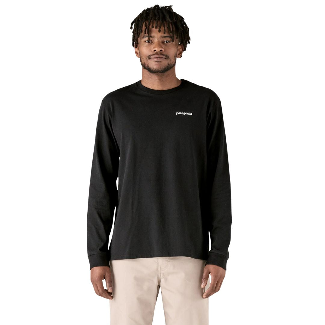 Camiseta negra de manga larga Patagonia L/S P‑6 Logo Responsibili‑Tee, vista frontal sobre modelo masculino.