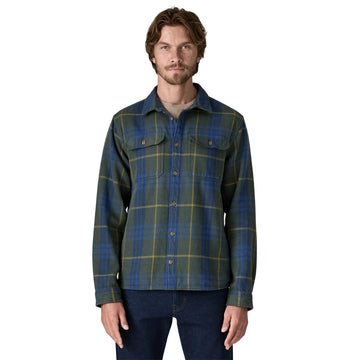Camisa Patagonia Men's Fjord Loft Shirt color Netted Old Growth Green, detalle del tejido de franela orgánica en cuadros verdes y azules.