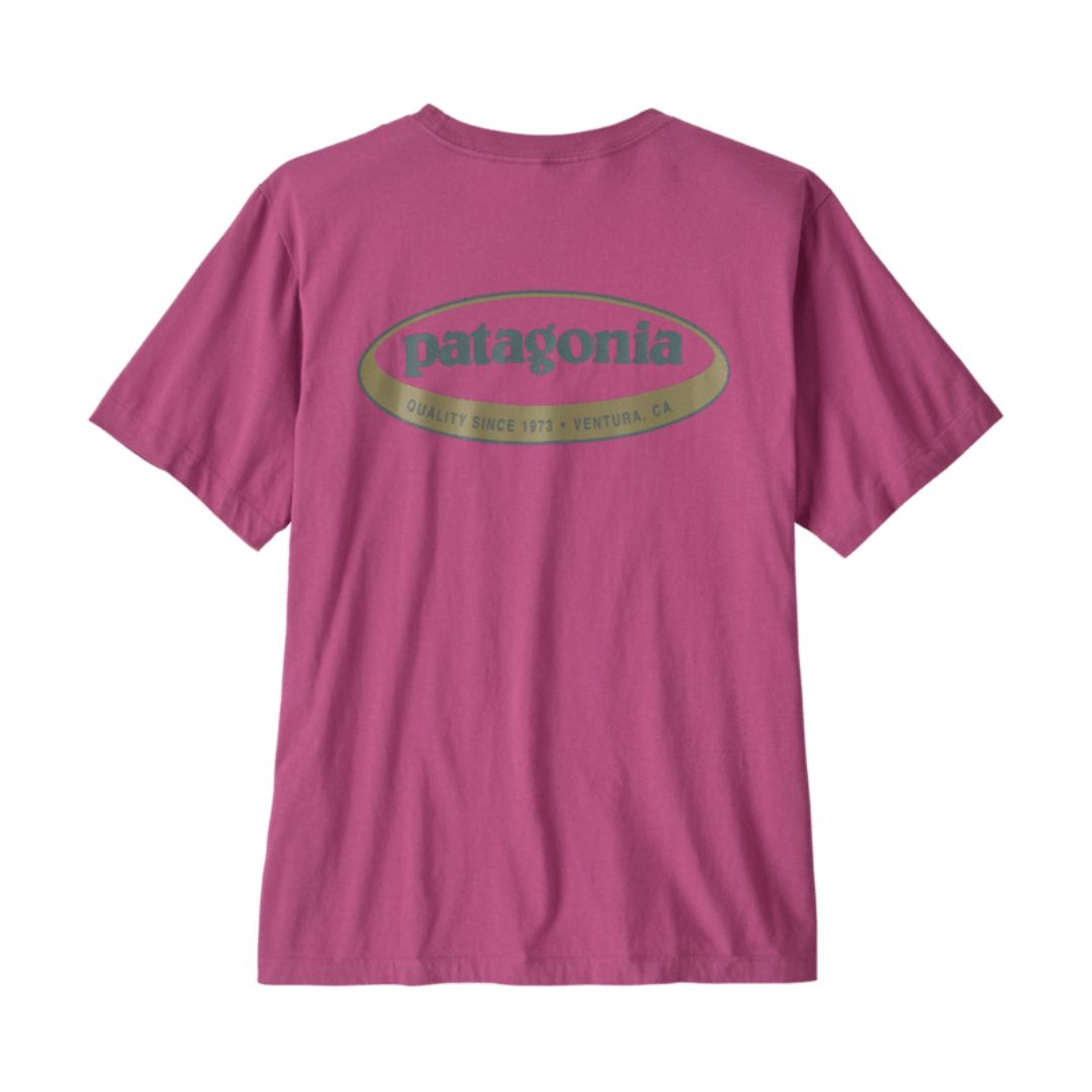 Camiseta Patagonia Men's '95 Oval Logo T-Shirt color Faded Magenta para hombre, diseño retro con gran logo ovalado estampado en la espalda.