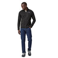 Chaqueta polar Patagonia Better Sweater para hombre en negro (Black), modelo de frente combinada con vaqueros, mostrando el cierre de cremallera completa y el cuello alto.