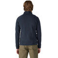 Vista trasera de la chaqueta polar Patagonia Better Sweater en azul marino (New Navy), luciendo las mangas raglán y la caída regular sobre los hombros del modelo.