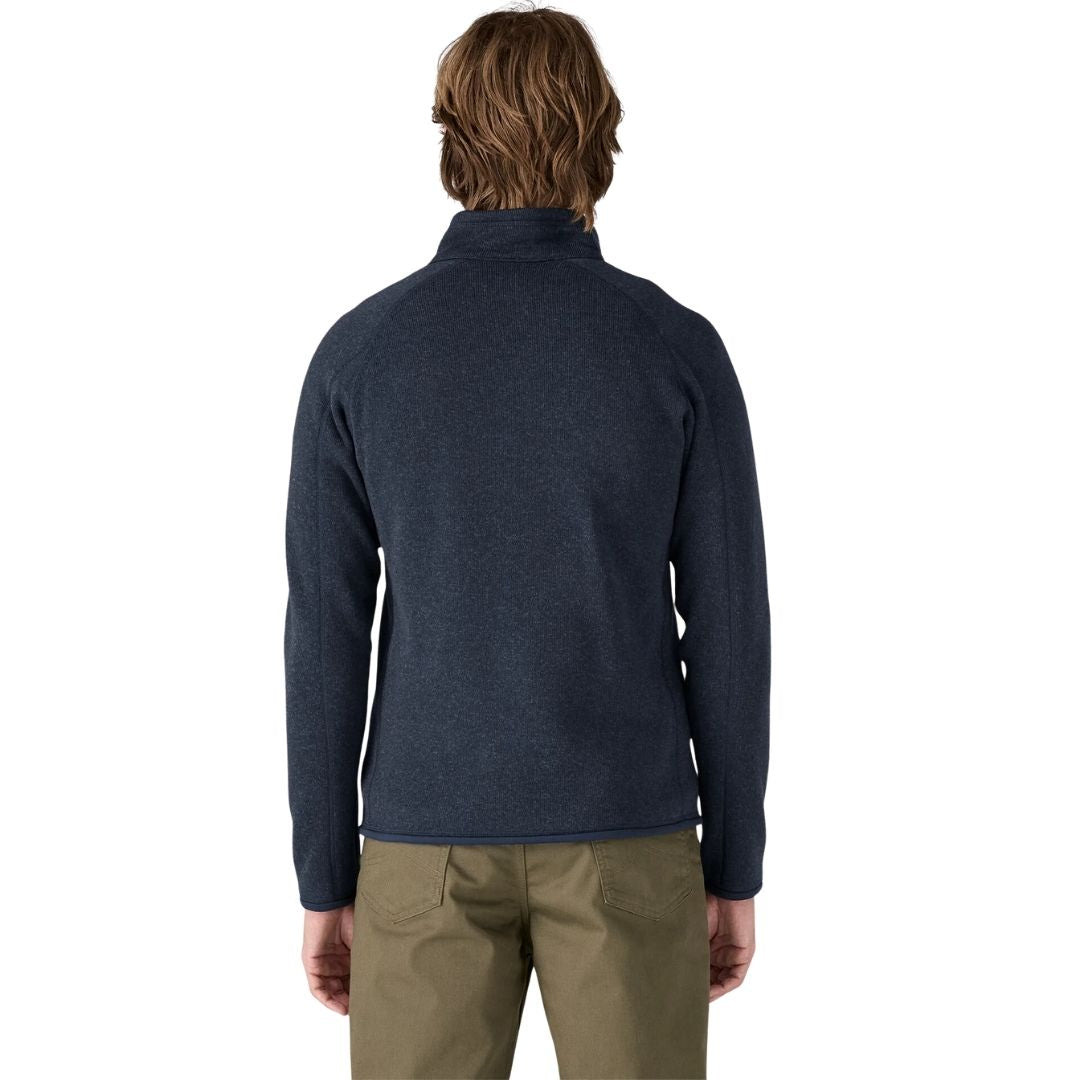 Vista trasera de la chaqueta polar Patagonia Better Sweater en azul marino (New Navy), luciendo las mangas raglán y la caída regular sobre los hombros del modelo.