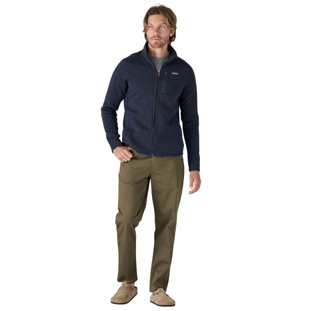 Chaqueta polar Patagonia Better Sweater para hombre en azul marino (New Navy), modelo de frente mostrando el cuello alto, la cremallera completa y el bolsillo de pecho.