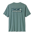 Patagonia Men's Capilene Cool Daily Shirt Boardshort Logo en color blue sage, vista trasera de producto plano sin modelo, mostrando el estampado completo Boardshort Logo con olas de surf en tonos verde petróleo y crema enmarcadas en rectángulo sobre fondo verde azulado jaspeado.