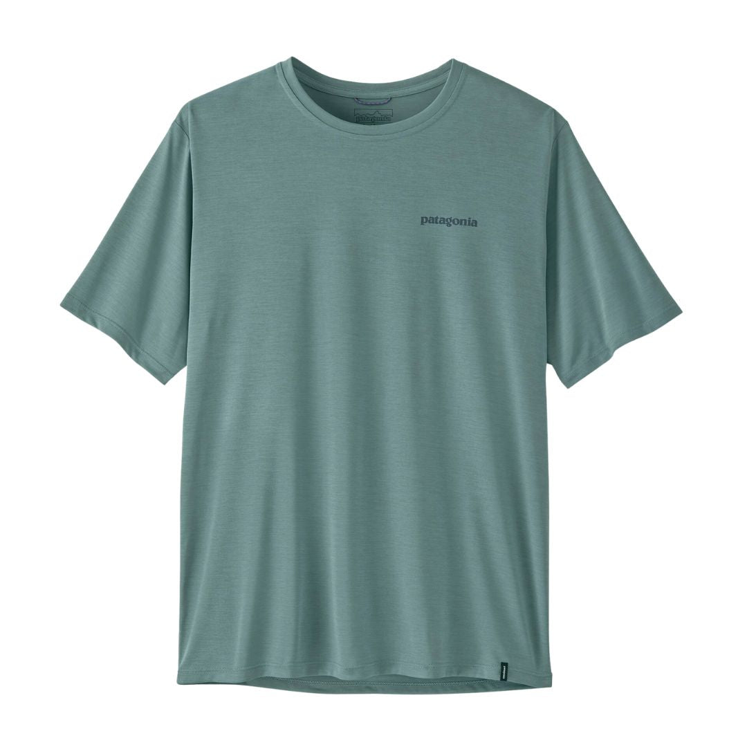 Patagonia Men's Capilene Cool Daily Shirt Boardshort Logo en color blue sage, vista frontal de producto plano sin modelo, con logo Patagonia en el pecho izquierdo, etiqueta interior Patagonia Capilene Cool Daily visible y tejido jaspeado verde azulado de poliéster reciclado.