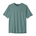 Patagonia Men's Capilene Cool Daily Shirt Boardshort Logo en color blue sage, vista frontal de producto plano sin modelo, con logo Patagonia en el pecho izquierdo, etiqueta interior Patagonia Capilene Cool Daily visible y tejido jaspeado verde azulado de poliéster reciclado.