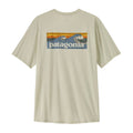 Patagonia Men's Capilene Cool Daily Shirt Boardshort Logo en color blanco dyno  vista trasera de producto plano sin modelo, mostrando el estampado completo Boardshort Logo con olas de surf en tonos verde petróleo y crema enmarcadas en rectángulo sobre fondo verde azulado jaspeado.