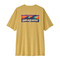 Patagonia Men's Capilene Cool Daily Shirt Boardshort Logo en color limestone yellow, vista trasera de producto plano sin modelo, mostrando el estampado completo Boardshort Logo con olas de surf en tonos verde petróleo y crema enmarcadas en rectángulo sobre fondo verde azulado jaspeado.