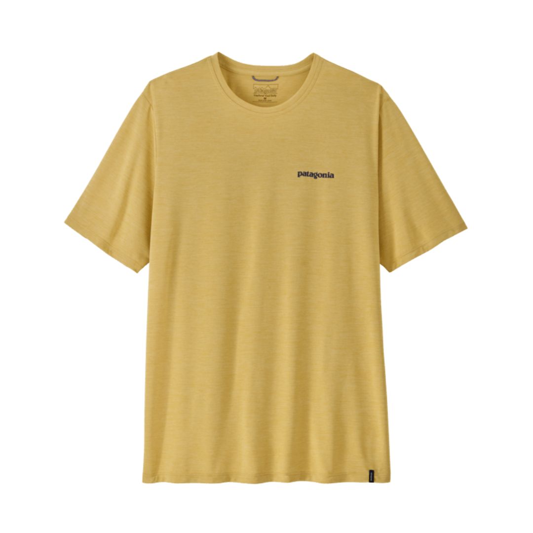 Patagonia Men's Capilene Cool Daily Shirt Boardshort Logo en color limestone yellow, vista frontal de producto plano sin modelo, con logo Patagonia en el pecho izquierdo, etiqueta interior Patagonia Capilene Cool Daily visible y tejido jaspeado verde azulado de poliéster reciclado.