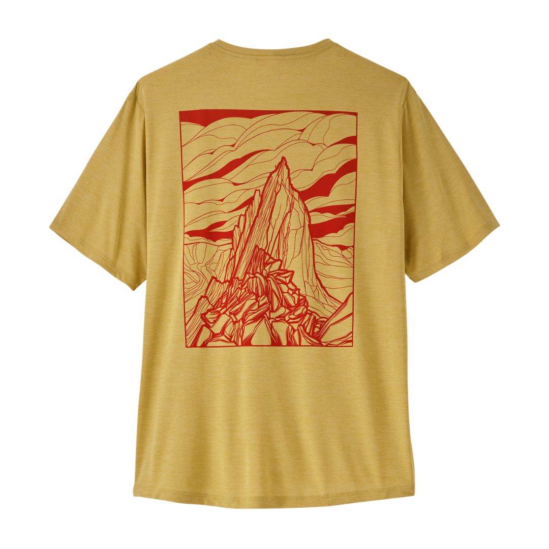 Patagonia Men's Capilene Cool Daily Shirt Cloud Crag en color limestone yellow, vista trasera de producto plano sin modelo, mostrando el estampado completo Cloud Crag de Vernan Kee: ilustración en línea roja del macizo del Fitz Roy entre nubes sobre fondo amarillo jaspeado