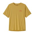 Patagonia Men's Capilene Cool Daily Shirt Cloud Crag en color limestone yellow, vista frontal de producto plano sin modelo, con logo Patagonia y silueta del macizo del Fitz Roy en rojo en el pecho izquierdo, etiqueta interior Capilene Cool Daily y tejido de poliéster reciclado jaspeado amarillo.