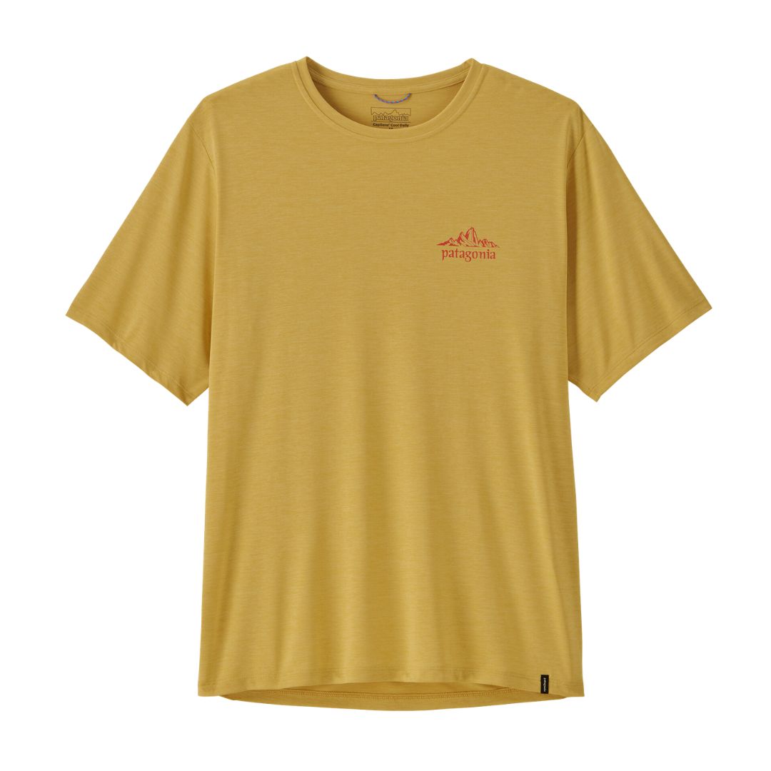 Patagonia Men's Capilene Cool Daily Shirt Cloud Crag en color limestone yellow, vista frontal de producto plano sin modelo, con logo Patagonia y silueta del macizo del Fitz Roy en rojo en el pecho izquierdo, etiqueta interior Capilene Cool Daily y tejido de poliéster reciclado jaspeado amarillo.