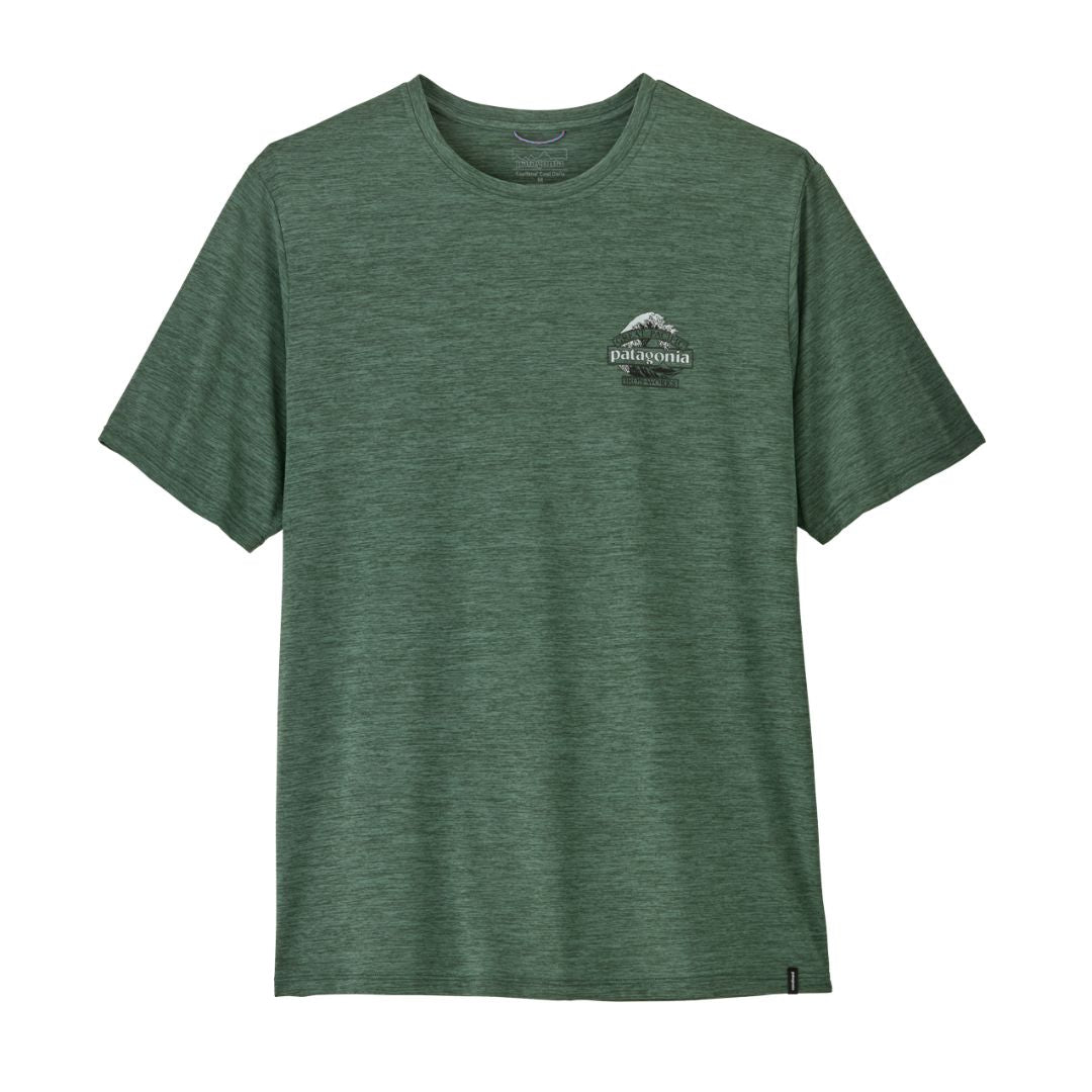 Patagonia Men's Capilene Cool Daily Shirt Great Waves en color Canopy Green - Light Canopy Green X-Dye
, vista frontal de producto plano sin modelo, con logo Great Pacific Patagonia Iron Works en el pecho izquierdo, etiqueta interior Patagonia Capilene Cool Daily visible y tejido jaspeado verde.