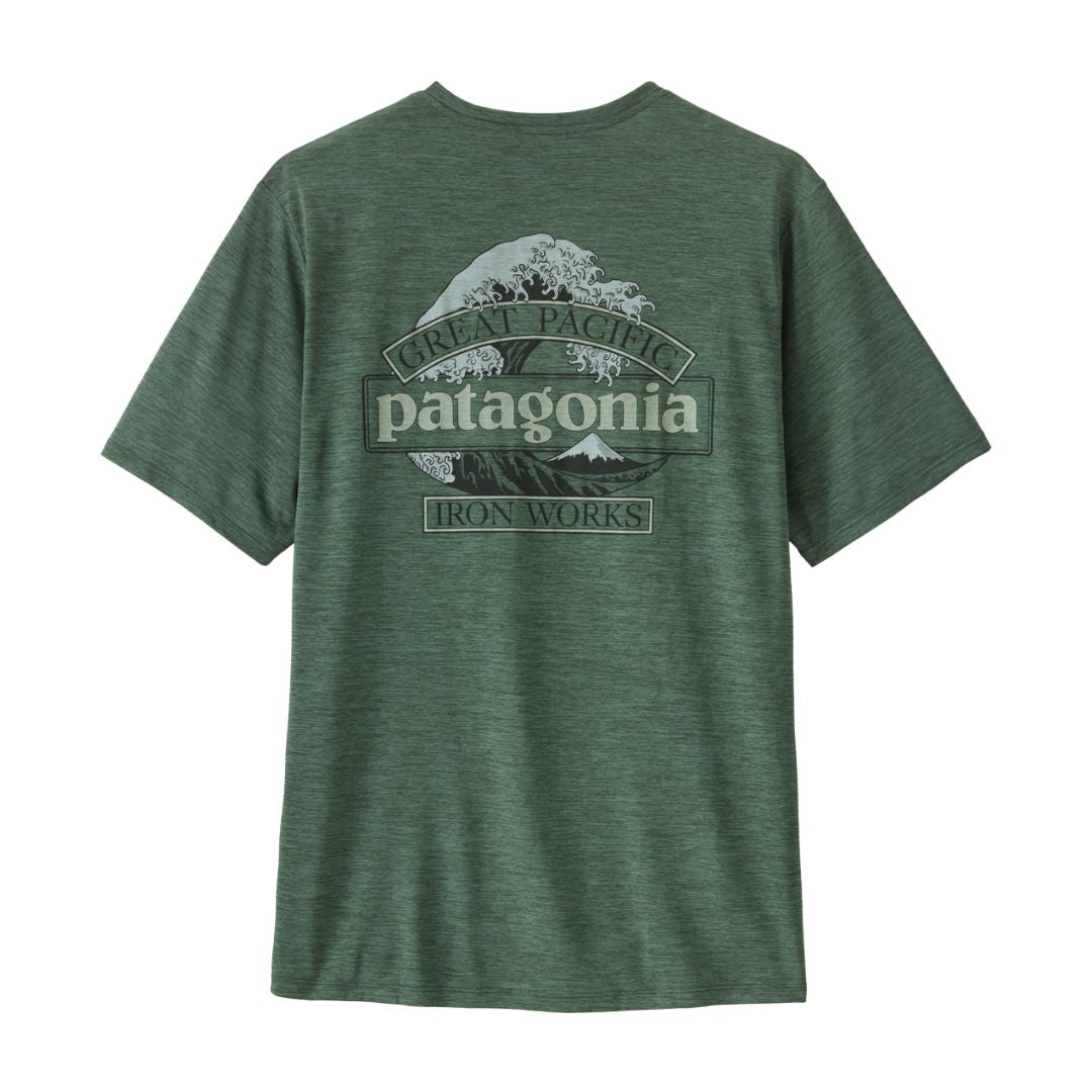 Patagonia Men's Capilene Cool Daily Shirt Great Waves en color Canopy Green - Light Canopy Green X-Dye, vista trasera de producto plano sin modelo, mostrando el estampado completo Great Pacific Patagonia Iron Works con ola de Hokusai en menta y coral sobre fondo azul jaspeado.
