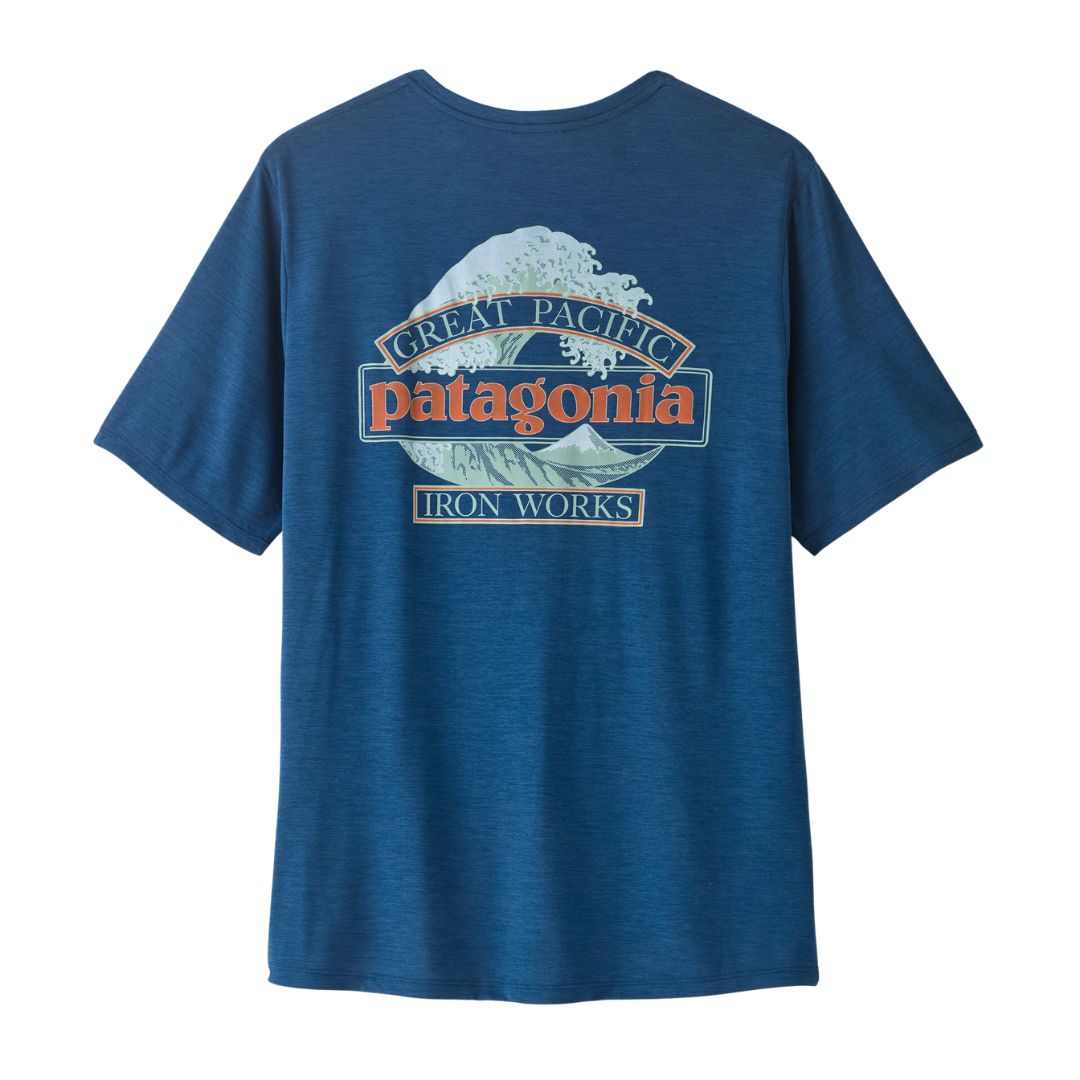 Patagonia Men's Capilene Cool Daily Shirt Great Waves en color clement blue light clement blue x-dye, vista trasera de producto plano sin modelo, mostrando el estampado completo Great Pacific Patagonia Iron Works con ola de Hokusai en menta y coral sobre fondo azul jaspeado.